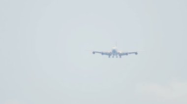Geniş gövdeli uçak yaklaşıyor.