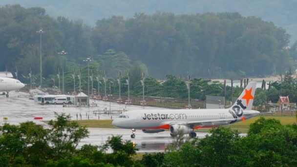 Jetstar Airbus 320 på start — Stockvideo