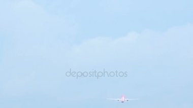 Phuket Havaalanı'ndan kalktıktan uçak