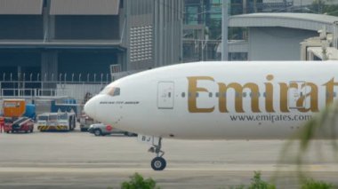 Uçak kalkıştan önce kalkıyor.