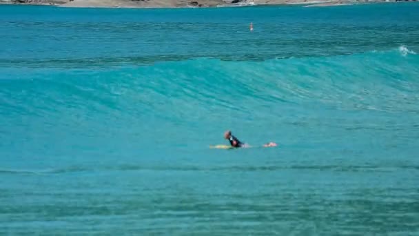 Ondas na praia de Nai Harn, Tailândia — Vídeo de Stock