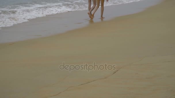 Playa pareja caminando — Vídeo de stock