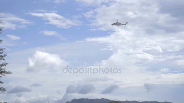 Helicóptero antes de aterrizar en el aeropuerto de Phuket — Vídeos de Stock