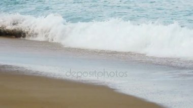 kumlu bir plaj dalgalar