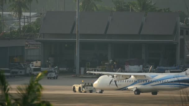 Flugzeug vom Typ R-72 vor Abflug abgeschleppt — Stockvideo