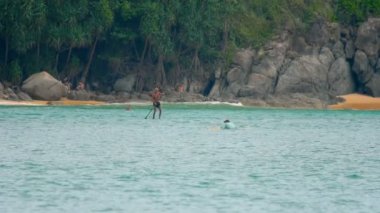 Dalgalar üzerinde plaj, Nai Harn, Tayland