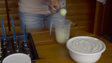 Pasta çıkar gibi davran