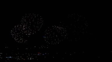 Akşamları yanıp sönen havai fişek