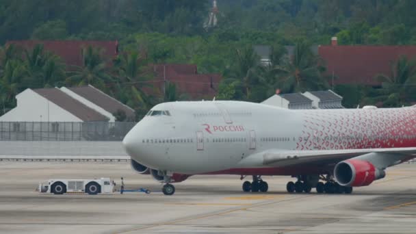 Airplane towing before departure — Stock Video