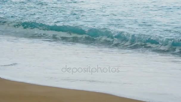 Ondas em uma praia de areia — Vídeo de Stock