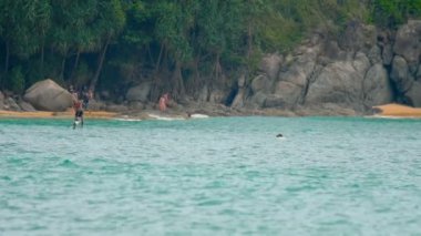 Dalgalar üzerinde plaj, Nai Harn, Tayland