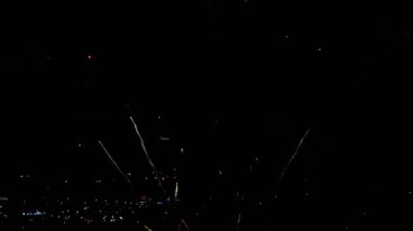 Akşamları yanıp sönen havai fişek