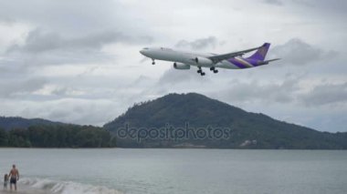 Airbus 330 okyanus üzerinden yaklaşıyor.