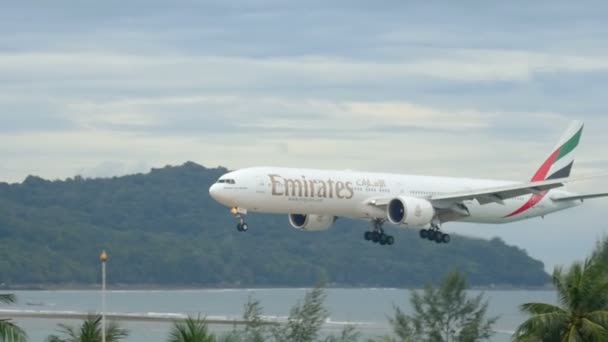 Avión acercándose al aeropuerto de Phuket bajo la lluvia — Vídeos de Stock