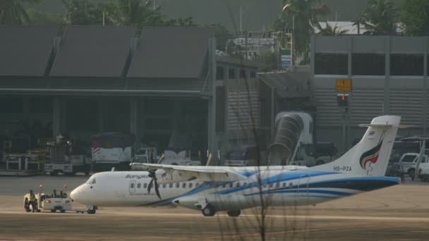 Avión ATR-72 remolque antes de la salida — Vídeos de Stock