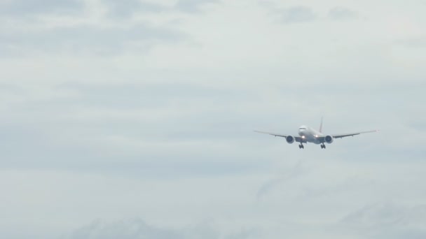 Vliegtuig naderen van Phuket airport op regen — Stockvideo