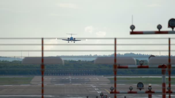 Flugzeug landet am Morgen — Stockvideo