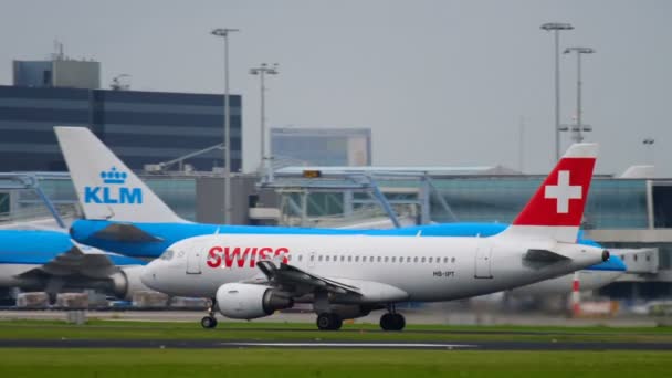 Flugzeug beschleunigt vor dem Start — Stockvideo