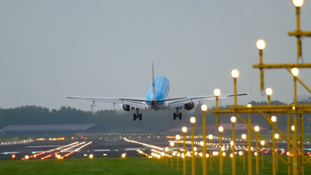 KLM Cityhopper Embraer 175 aterrizaje — Vídeos de Stock