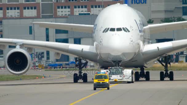 Bogsering av Lufthansa Airbus 380 — Stockvideo