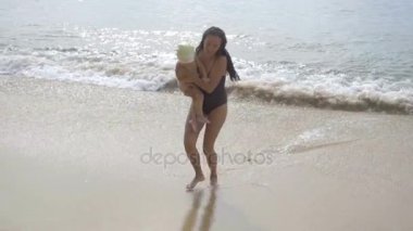 Kumlu Sahilde yürüyüş iki yaşındaki kızı ile anne