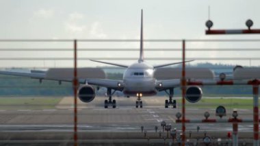 Uçak indikten sonra fren yapıyor.
