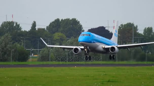 KLMシティホッパーエンブラエル175着陸 — ストック動画