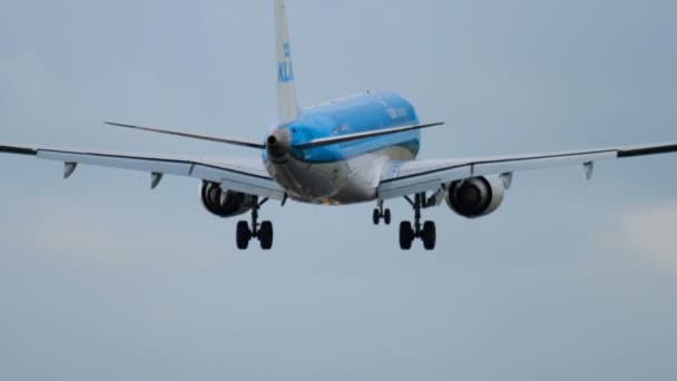 KLM Cityhopper Embraer 175 atterraggio — Video Stock