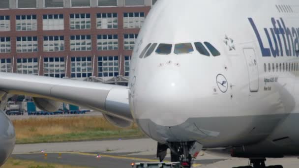 Slepen van Lufthansa Airbus 380 — Stockvideo