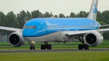 KLM Boeing 787 Dreamliner önce hareket