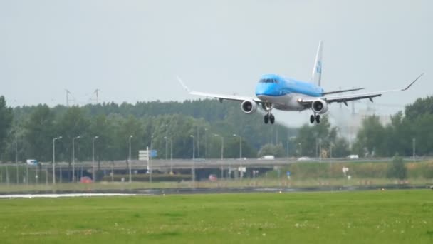 KLM Cityhopper Embraer 175 inişi — Stok video