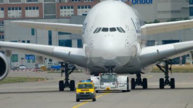 Lufthansa Airbus 380 'i çekiyoruz.