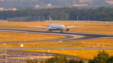 Boeing 777 inişten sonra kalkıyor.