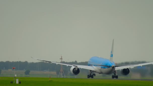 Klm boeing 787 Dreamliner Abfahrt — Stockvideo