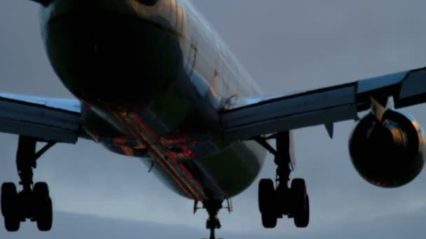 Avión aterrizando temprano en la mañana — Vídeos de Stock