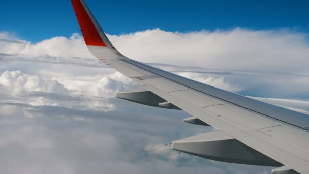 Ala de avión en el cielo y nube en movimiento — Vídeos de Stock