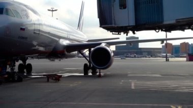 Uçağı kalkışa hazırlıyorum..