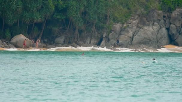 Vågor på the beach i Nai Harn, Thailand — Stockvideo