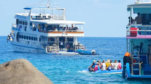 Toeristen op de Similan eilanden — Stockvideo