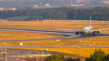 Boeing 777 inişten sonra kalkıyor.