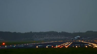 Sabahın erken saatlerinde uçak iniyor.