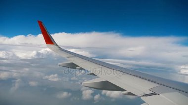 Gökyüzü uçakta ve hareketli bulut