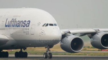 Lufthansa Airbus 380 Taksilemek