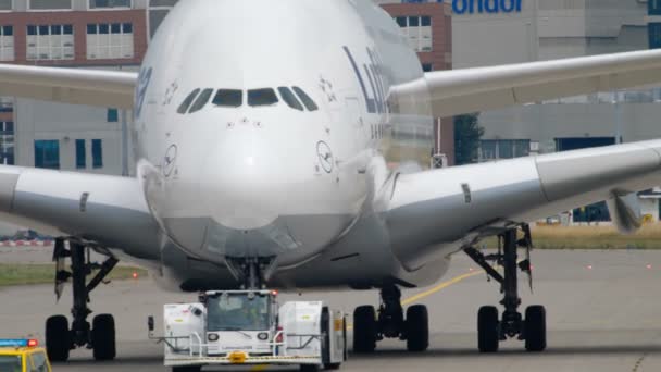 Slepen van Lufthansa Airbus 380 — Stockvideo