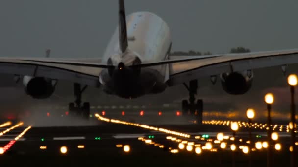 Αεροπλάνο προσγειώνεται νωρίς το πρωί — Αρχείο Βίντεο