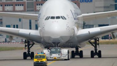 Lufthansa Airbus 380 'i çekiyoruz.