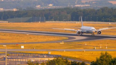 Boeing 777 inişten sonra kalkıyor.