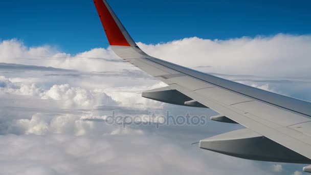 Křídla letadla na obloze a cloud na stěhování — Stock video