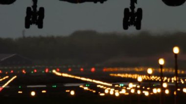 Sabahın erken saatlerinde uçak iniyor.