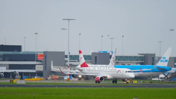 Schiphol luchthaven verkeer — Stockvideo